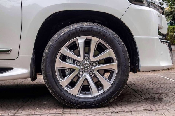 Dòng ô tô land cruiser v8 có bộ mâm 5 chấu kép chắc chắn với kích thước 18 inch