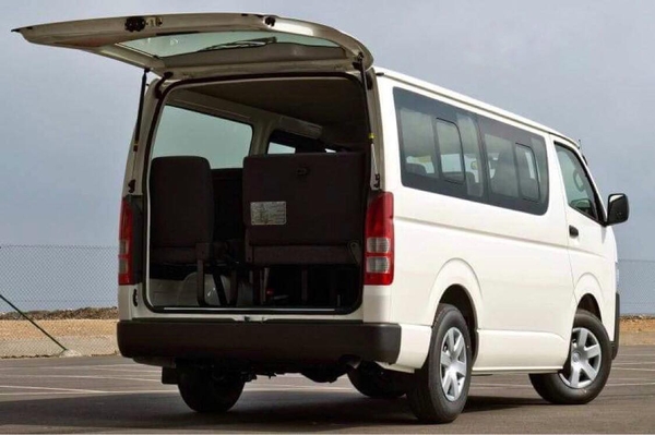 Có thể gập ghế để mở rộng không gian chứa trong xe Hiace Toyota