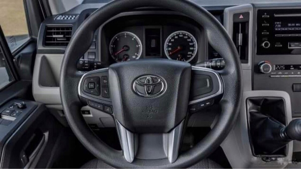 Mẫu xe hiace có vô lăng được tích hợp các nút chức năng tiên lợi