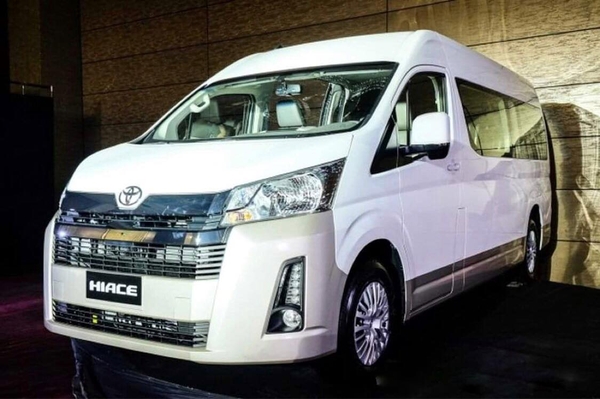 Đầu xe toyota Hiace thu hút với bộ lưới tản nhiệt cỡ lớn