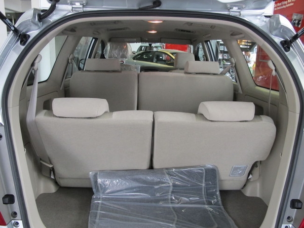 Innova sở hữu khoang hành lỳ rộng, có thể gập hàng ghế sau để tăng khả năng chứa đựng