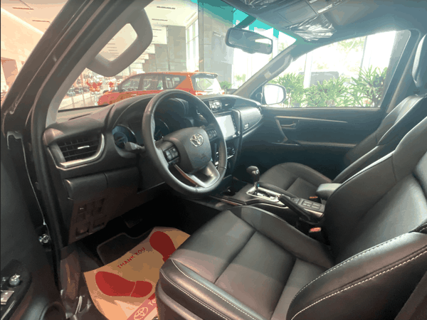 Mẫu xe toyota fortuner 2021 có bảng taplo gọn gàng, sang trọng