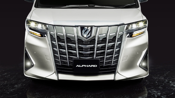 Xe alphard v6 có bộ lưới tản nhiệt cực lớn cùng với các chi tiết crom sáng bóng