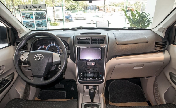 Khu vực taplo xe 7 chỗ toyota avanza không quá rộng rãi, nhưng được thiết kế khá gọn gàng, đẹp mắt