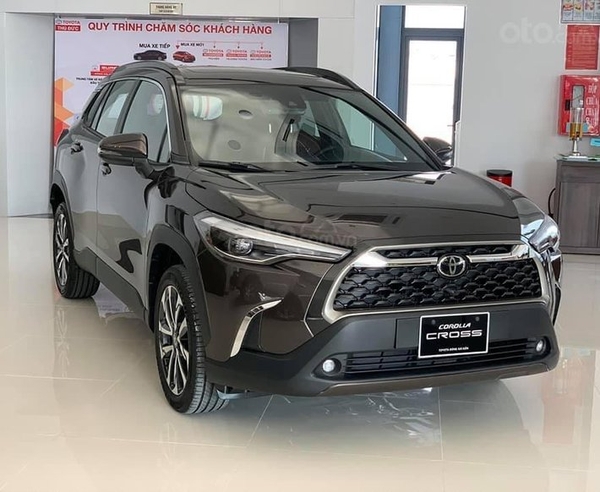 Mẫu xe Toyota Corolla Cross màu đen, xanh đen hợp mệnh Mộc, mệnh Thủy