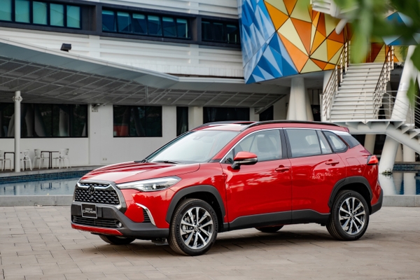 COROLLA CROSS 1.8HV mạnh mẽ cho nữ
