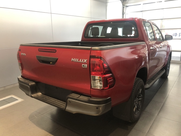 Đuôi xe ô tô bán tải toyota bản E