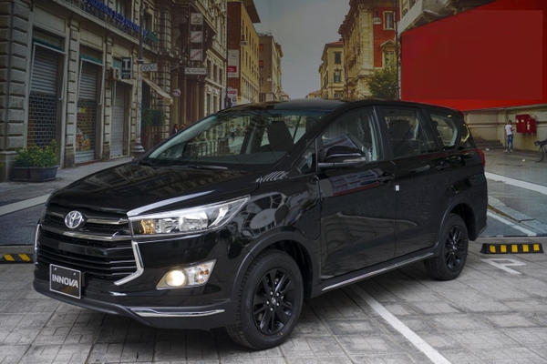 Xe ô tô màu đen Toyota Innova hợp mệnh Mộc, mệnh Thủy