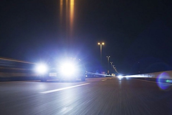 Tránh nhìn trực diện vào đèn pha xe ngược chiều 