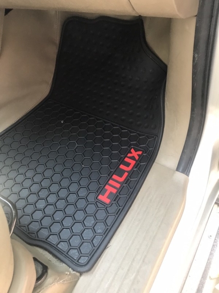 Trang bị phụ kiện Toyota Hilux Đà Nẵng - tấm lót sàn