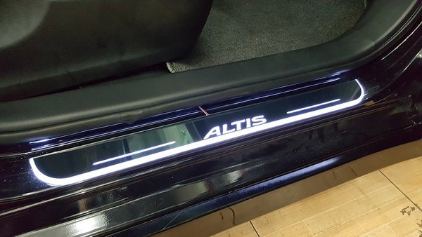 Phụ kiện toyota Altis - nẹp bước chân có đèn