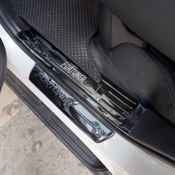 Phụ kiện fortuner nẹp bước chân