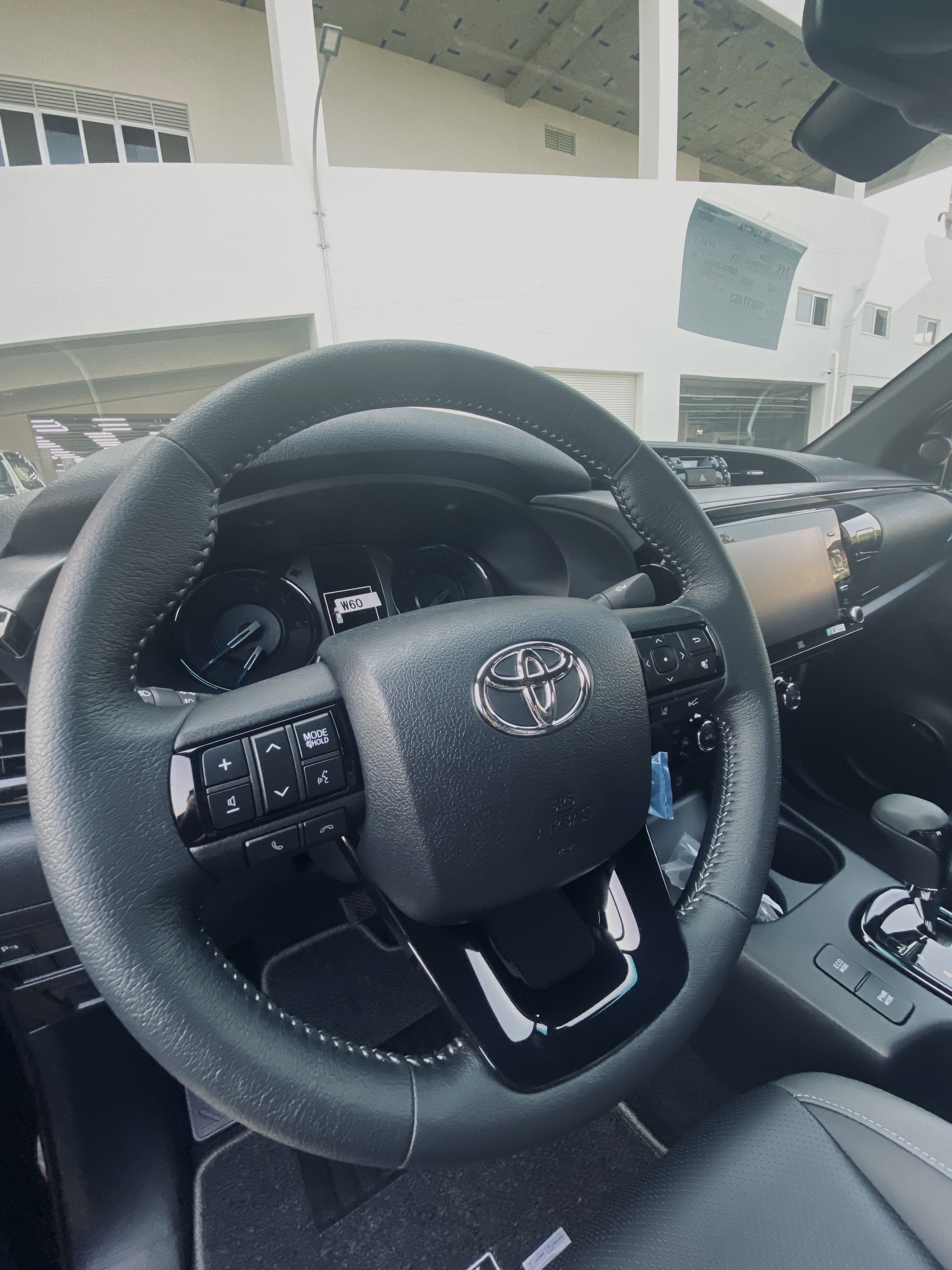 Vô lăng xe bán tải Toyota Hilux được bọc da