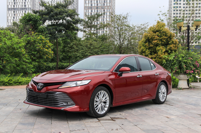 Mua xe Toyota Camry tại showroom uy tín