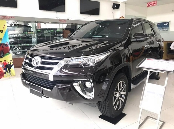 Toyota Fortuner màu đen hợp tuổi Thìn, Mậu Thìn