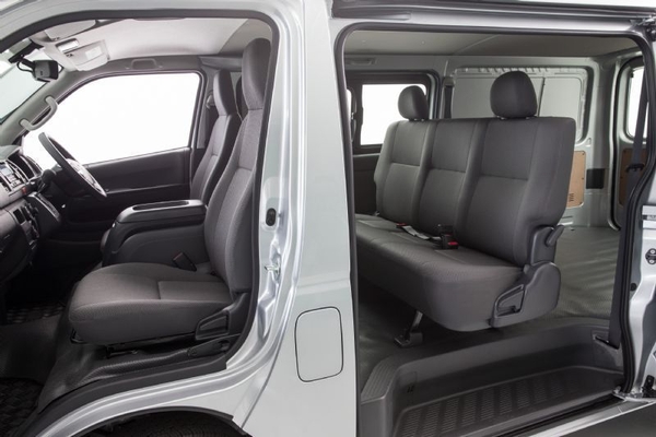 Không gian trên xe ô tô toyota Hiace khá rộng rãi