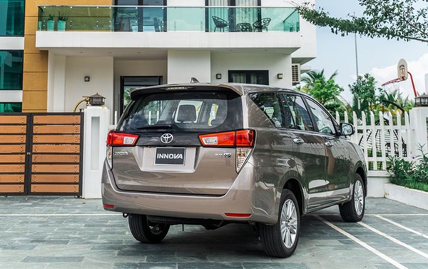 Đuôi xe innova khá vuông vức, được thiết kế với cụm đèn hậu nổi bật