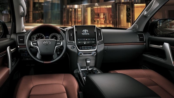 Xe ô tô Toyota Land Cruiser có khang cabin rộng rãi, các chi tiết được sắp xếp khoa học