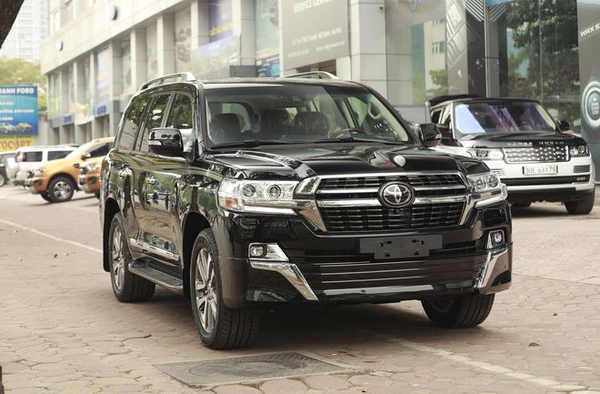 Tuổi nhâm tý mua xe màu gì hợp? Có thế mua Toyota Land Cruser mùa đen