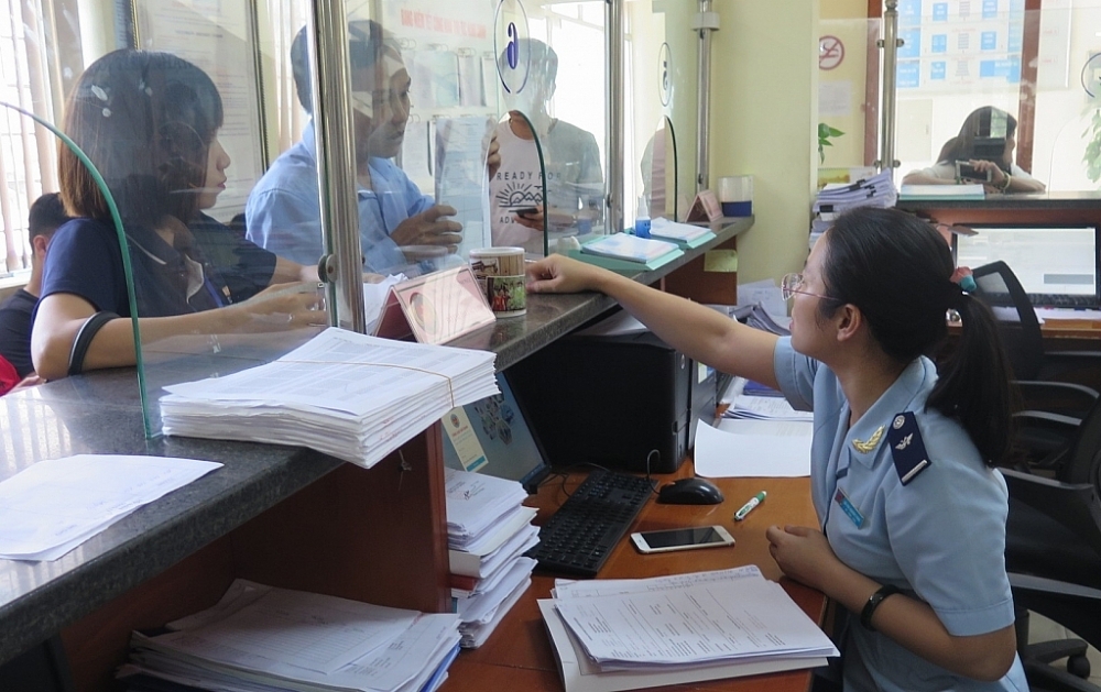 Nhân viên hải quan thực hiện quy trình nhập khẩu mô hình xe ô tô tải
