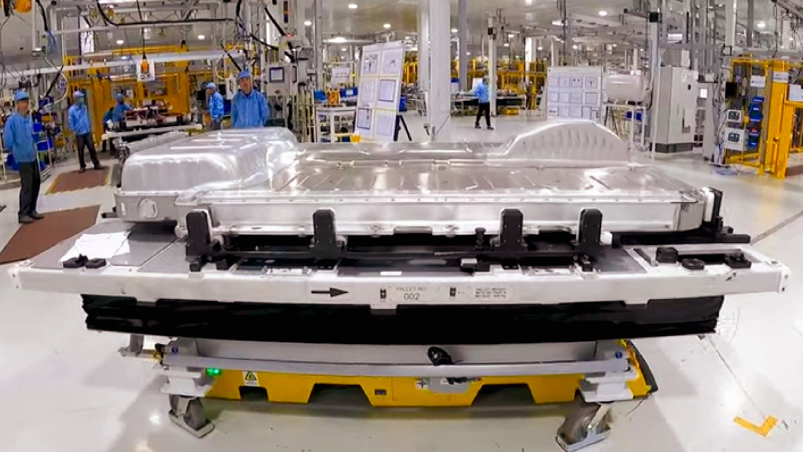 Khu vực dập thân vỏ xe sử dụng robot tại nhà máy VinFast