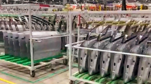 Quy trình lắp đặt pin xe điện trên dây chuyền sản xuất VinFast