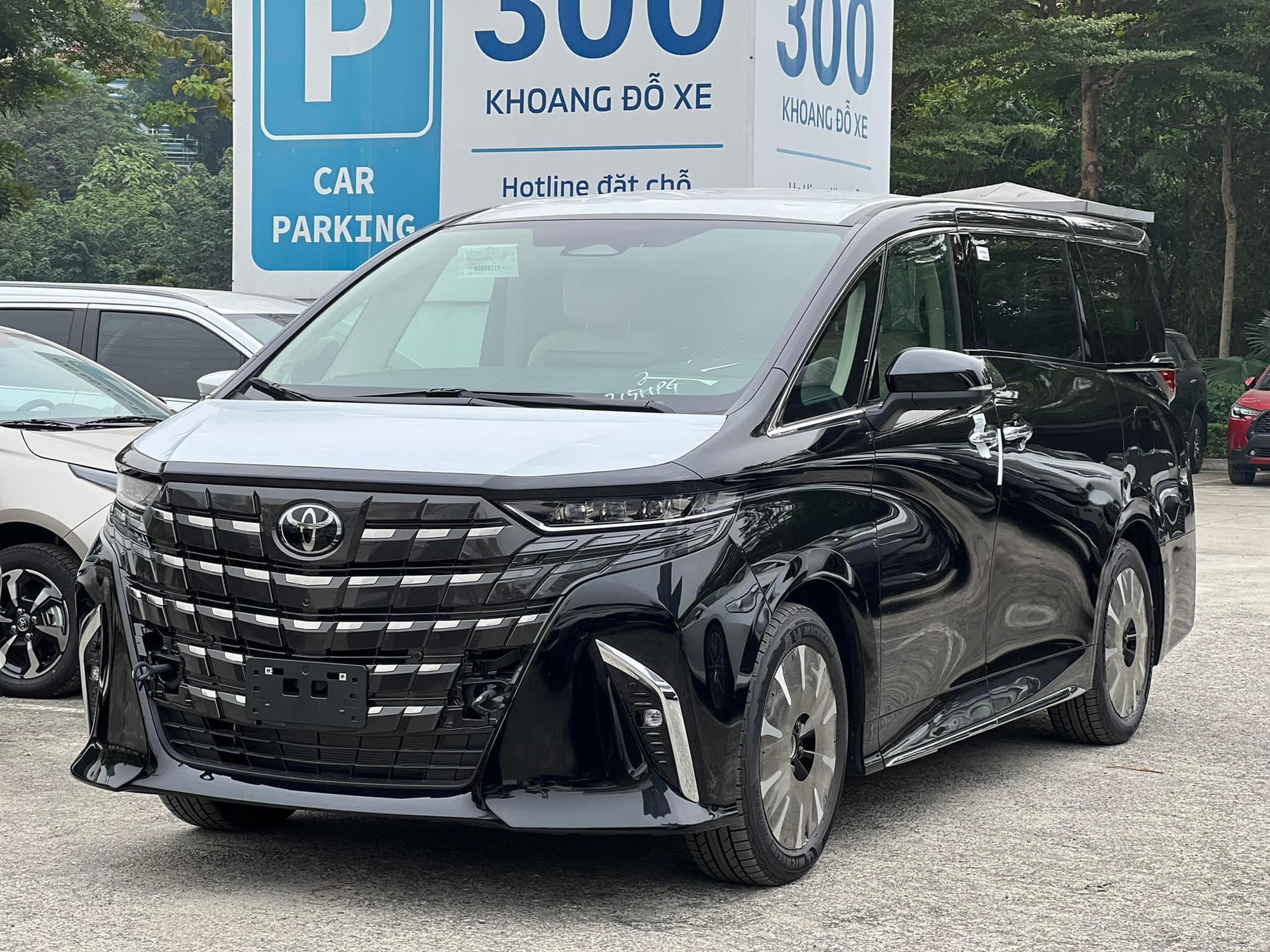 Tin tức giá xe ô tô Toyota Alphard 2025 màu đen tăng giá