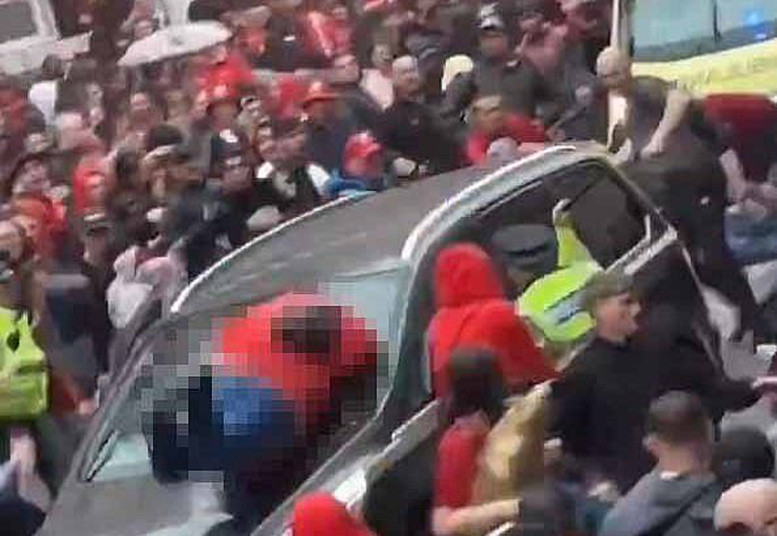 Cảnh sát và xe cứu thương tại hiện trường vụ đàn ông lái xe ô tô tại Liverpool