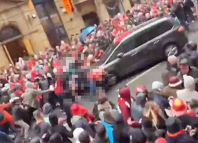 Xe Ford Galaxy liên quan vụ việc một đàn ông lái xe ô tô đâm vào đám đông ở Liverpool