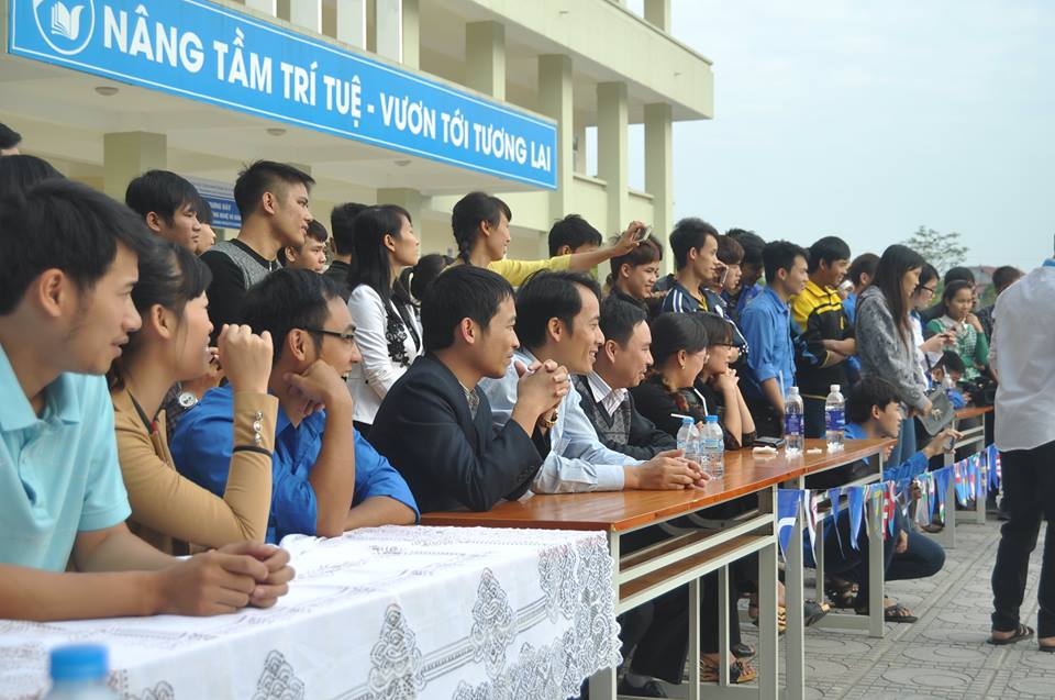 Sinh viên điều khiển mô hình cano điều khiển từ xa