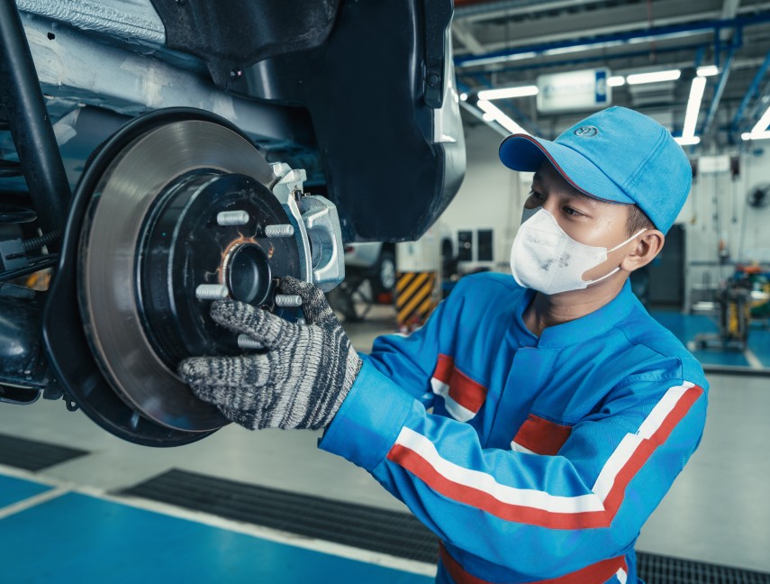 Kỹ thuật viên Toyota kiểm tra hệ thống phanh, đảm bảo an toàn tối đa cho xe ô tô