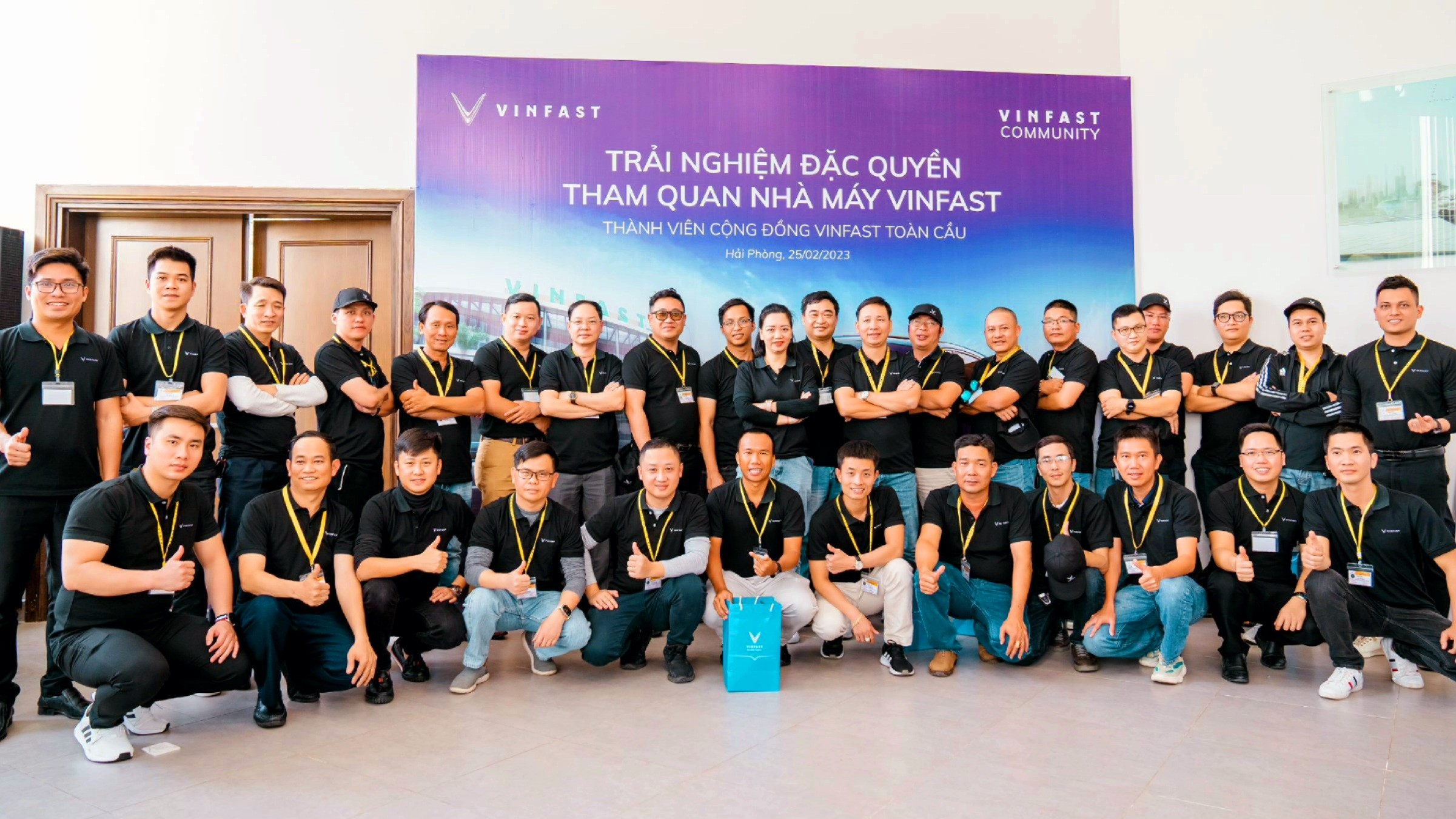 Công nhân và robot làm việc song song trên dây chuyền sản xuất VinFast