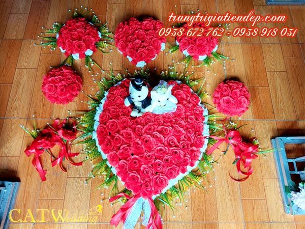 Hoa cưới xe ô tô giả hình trái tim và gấu bông trên nắp ca-pô