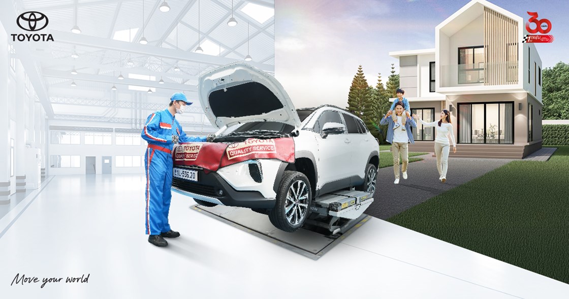 Gia đình an tâm khi đưa xe ô tô đến đại lý Toyota để bảo dưỡng định kỳ