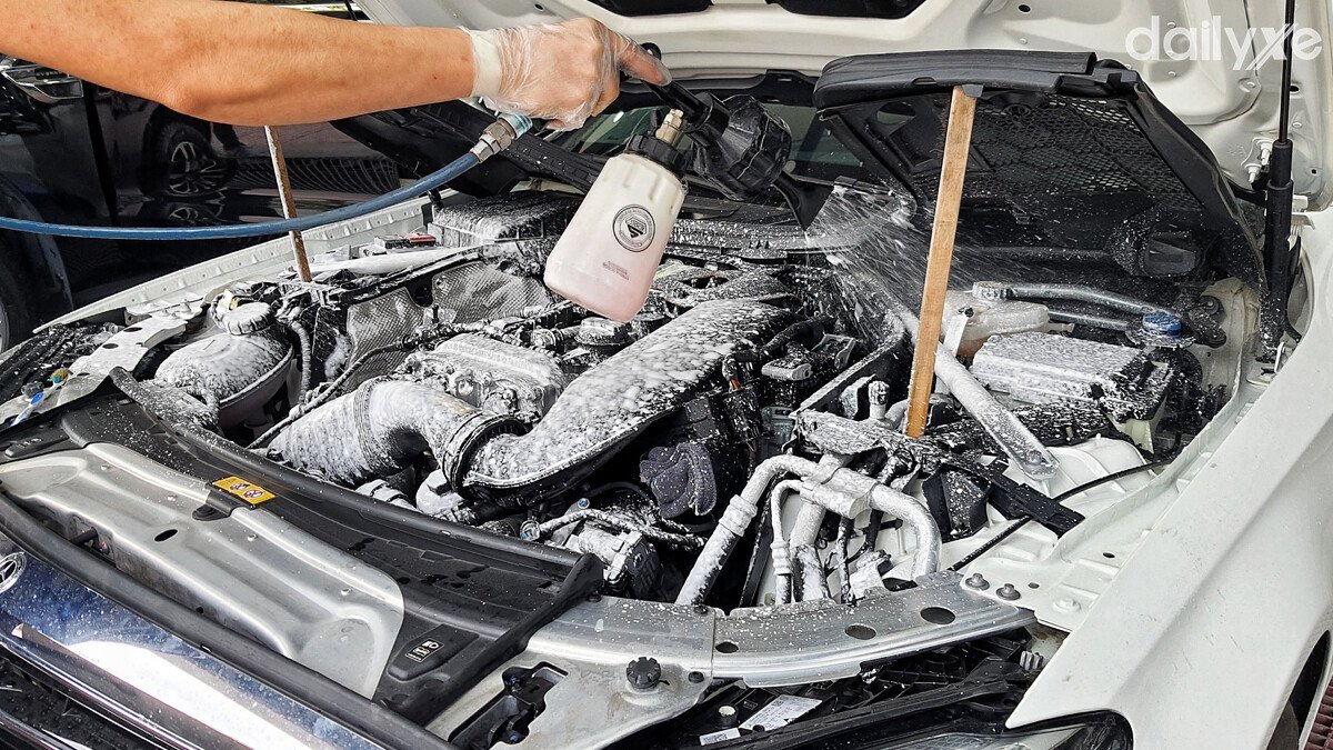 Rửa xe và bảo dưỡng khoang động cơ đúng cách