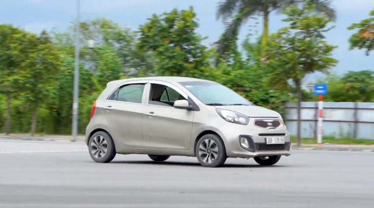 Kiểm tra khoang động cơ xe Kia trong quá trình bảo dưỡng