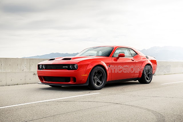 Chiếc xe Dodge Challenger SRT Hellcat màu xanh mạnh mẽ
