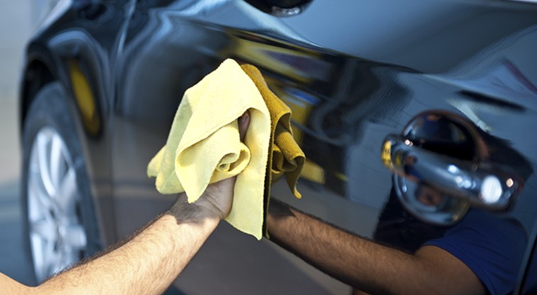 Cách tự sơn xe ô tô - Lau vết bẩn trên thân xe bằng khăn mềm