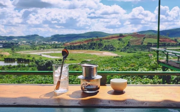 Quán cà phê với view đẹp nhìn ra thành phố Đà Lạt
