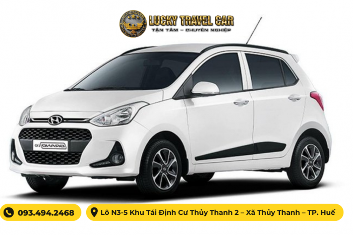Xe ô tô 4 chỗ i10 màu đỏ đỗ trên đường phố