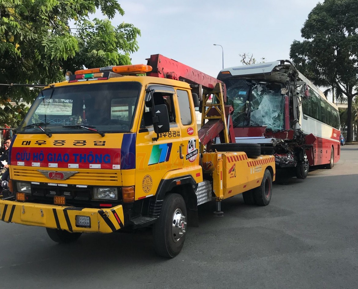 Hình ảnh xe cứu hộ giao thông chuyên nghiệp trên đường cao tốc