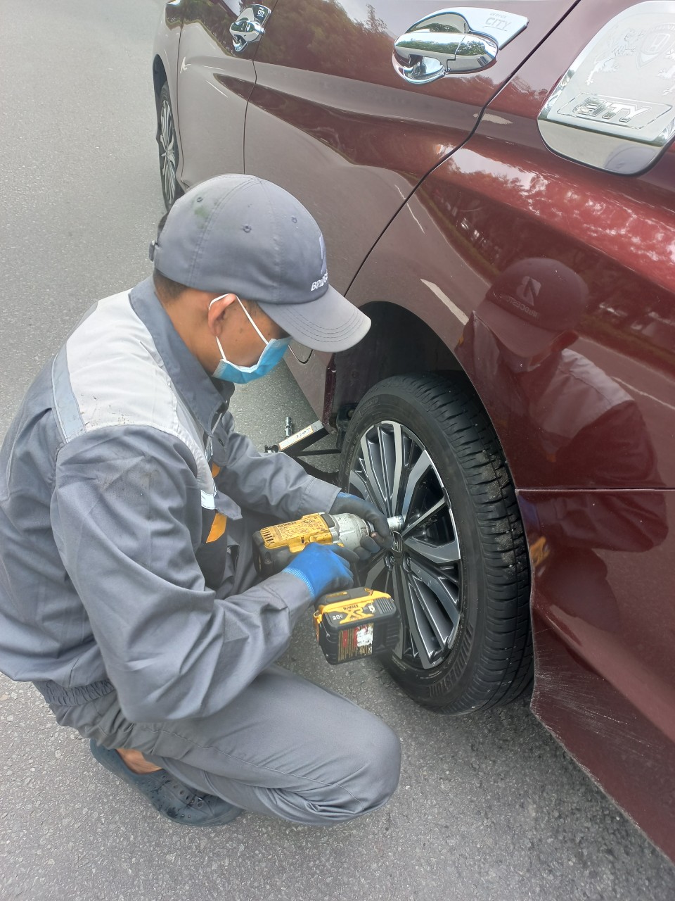 Lốp xe ô tô Sài Gòn: Dịch Vụ Cứu Hộ Chuyên Nghiệp