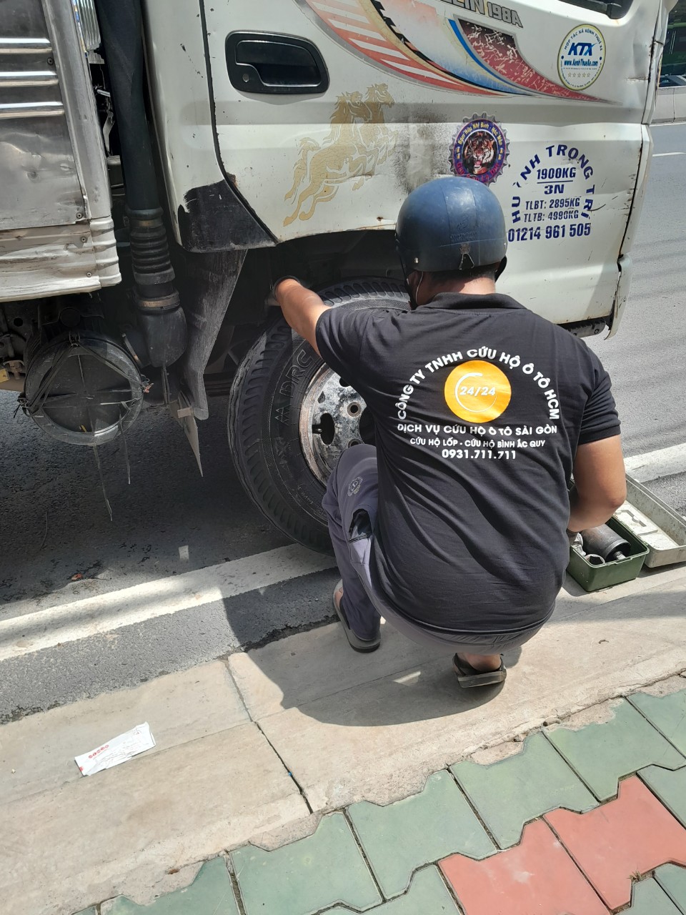 Lốp xe ô tô Sài Gòn: Dịch Vụ Cứu Hộ Chuyên Nghiệp