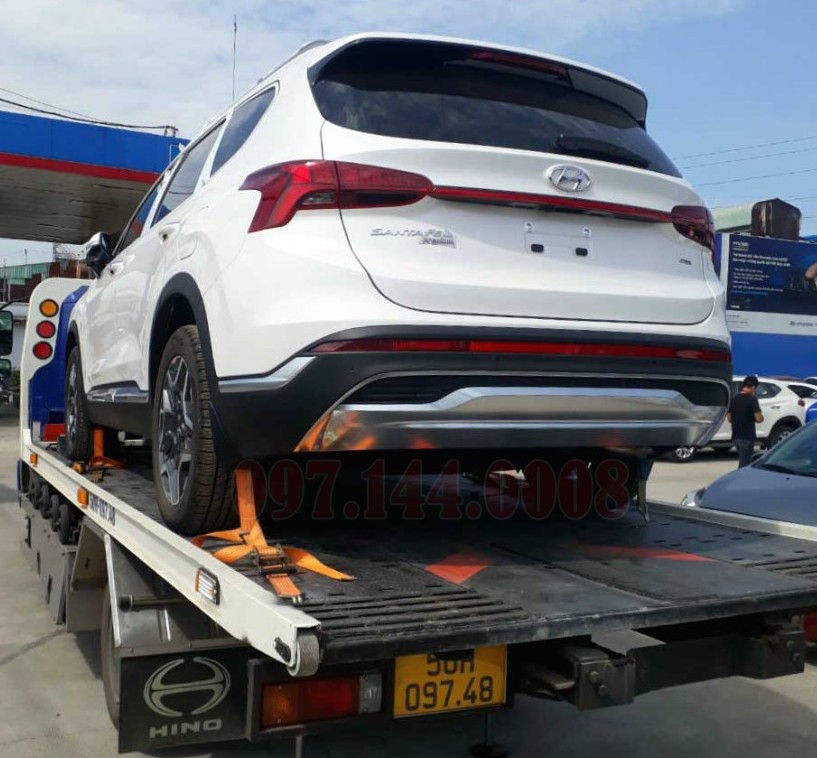 Xe cứu hộ đang hỗ trợ một chiếc xe ô tô gặp sự cố trên đường