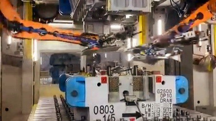 Robot đang hàn thân xe trên dây chuyền sản xuất xe ô tô VinFast