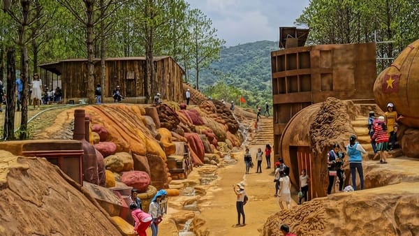 Các bức tượng điêu khắc tại Đường hầm điêu khắc Đà Lạt