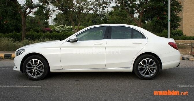 Phiên bản màu trắng sang trọng của Mercedes C cũ bản thế hệ 2016