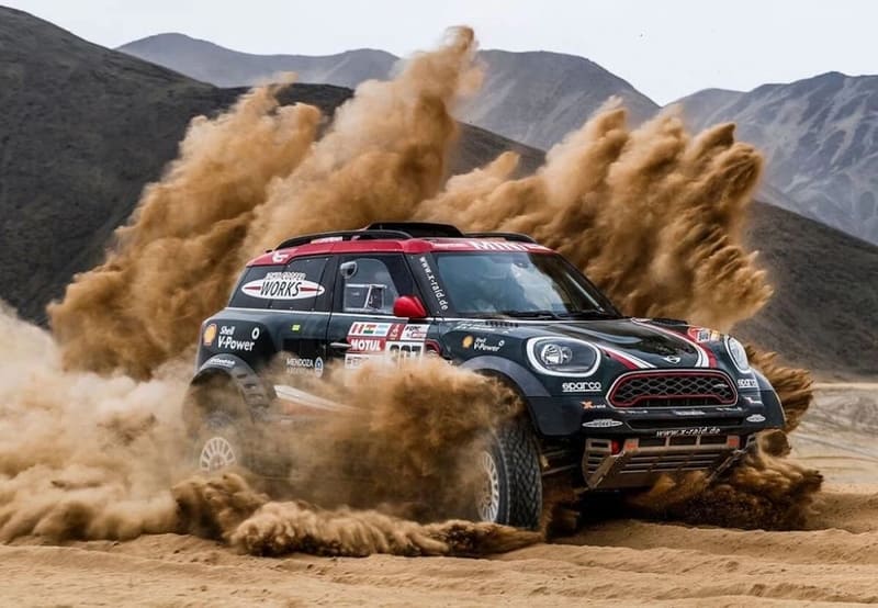 Xe vượt địa hình trong giải đua Dakar Rally, một trong các giải đua xe ô tô thế giới khắc nghiệt nhất