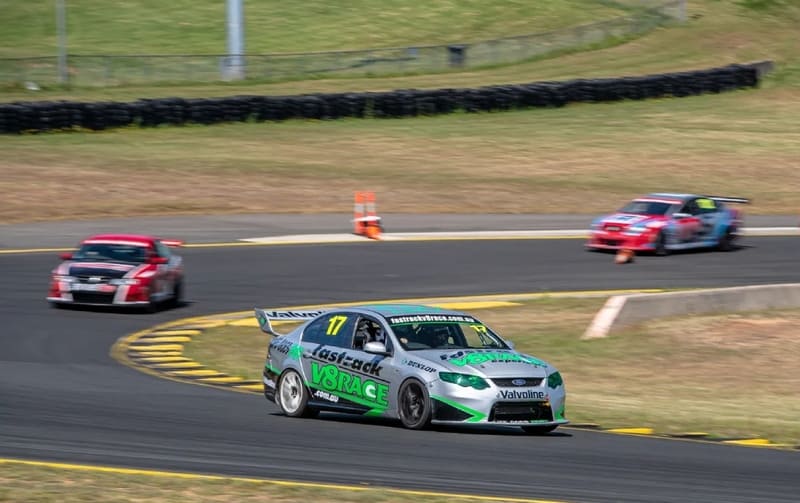 Những chiếc xe V8 Supercars tranh tài tại giải Bathurst 1000 ở Úc