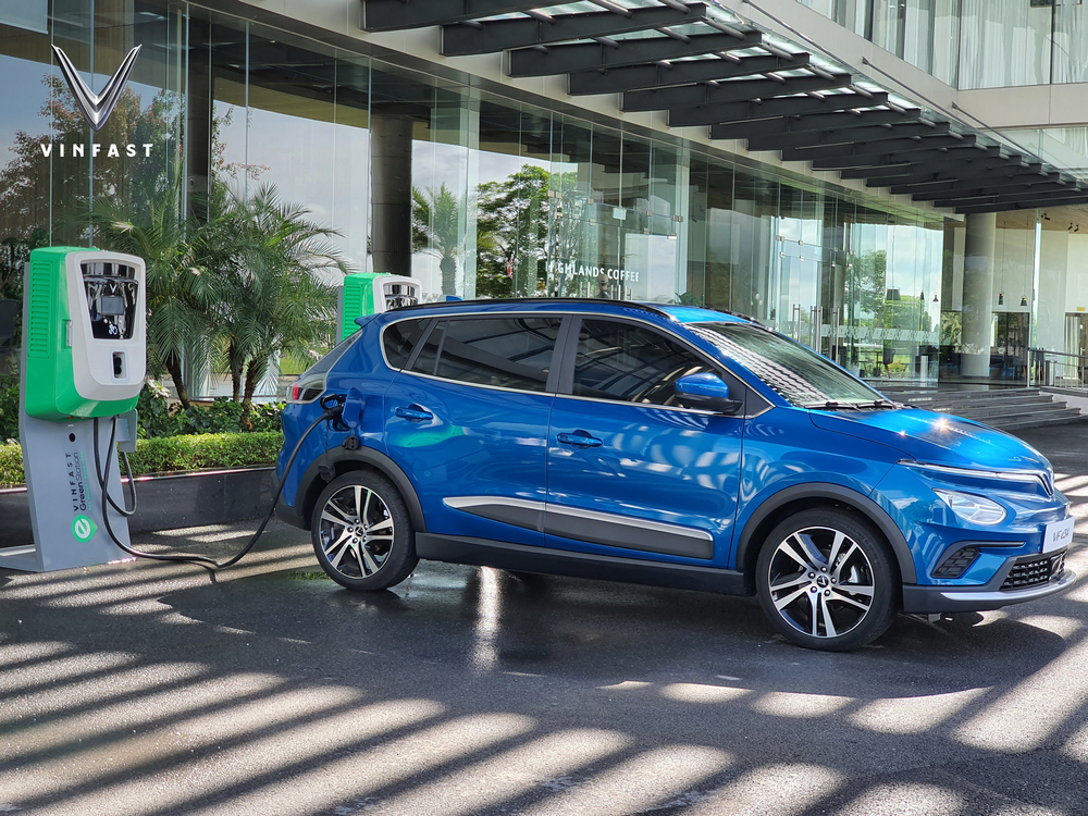 Xe ô tô điện VinFast VF e34 đang sạc
